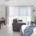 סוויטות עם נוף וצמודות לים במתחם Seaside היוקרתי עם בריכה - By Seaelo