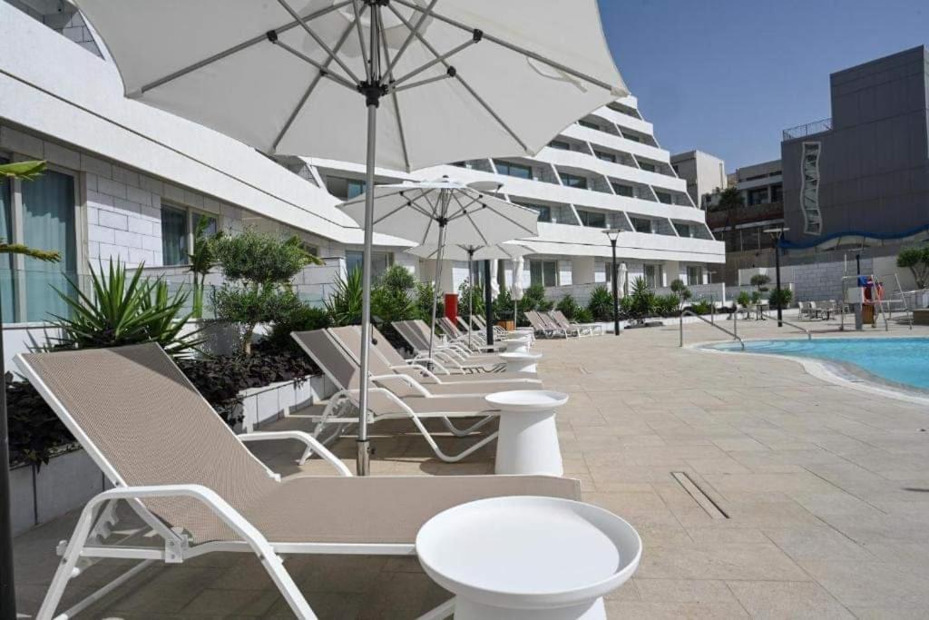 סוויטות עם נוף וצמודות לים במתחם Seaside היוקרתי עם בריכה - By Seaelo Apartment